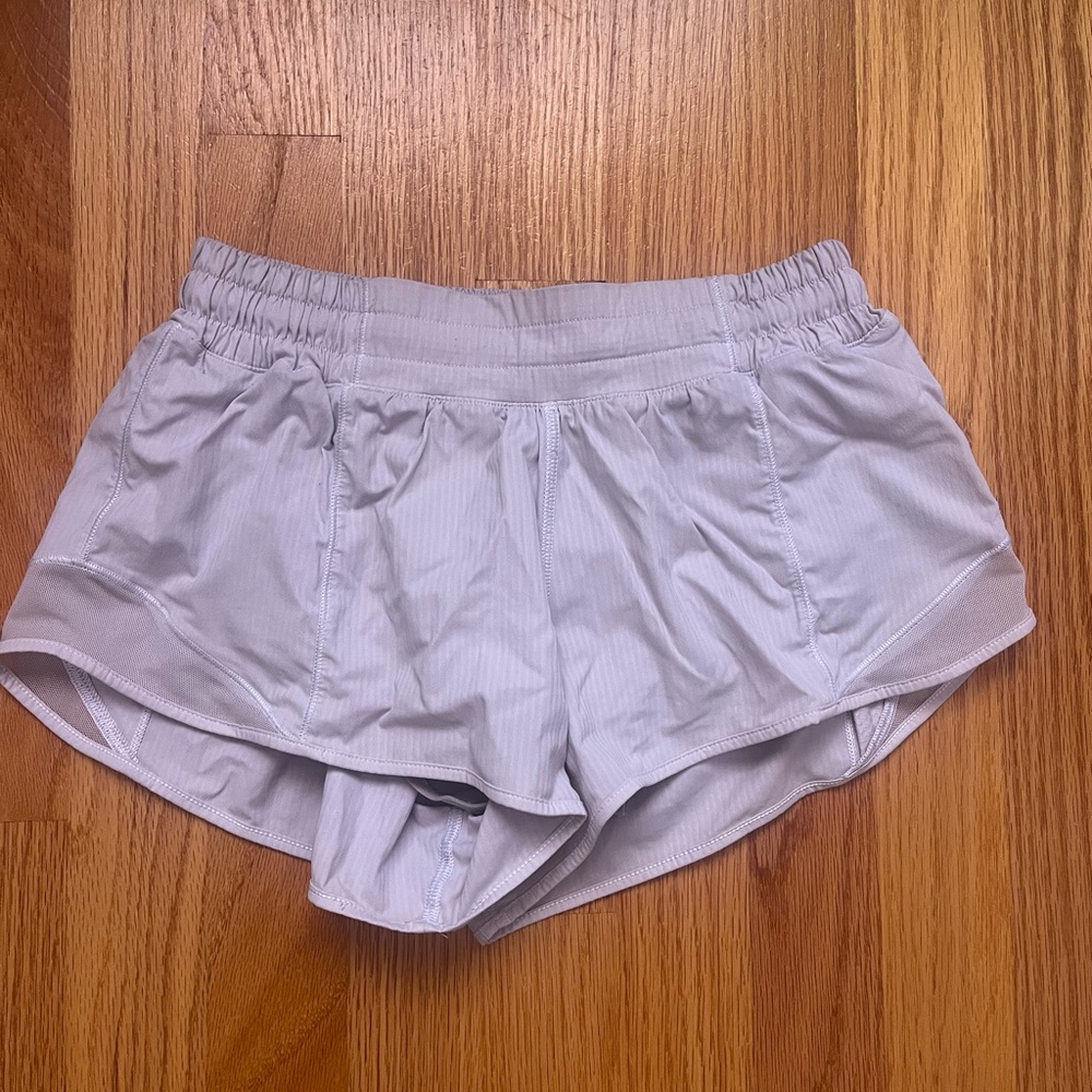 Lululemon White Hotty Hot Shorts Low-rise lined 2.5”